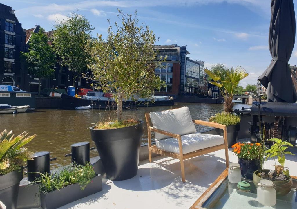 Nieuwmarkt en Lastage Boat Rental | Luxurious 110m² 3br Houseboat in Amsterdam Centre!