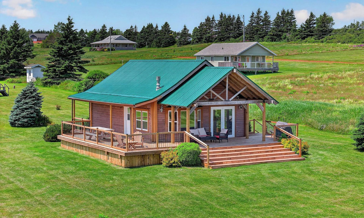 North Rustico Cottage | Oceanfront Cottage | Pet-Friendly | Direct Beach Access | North Rustico Bay!