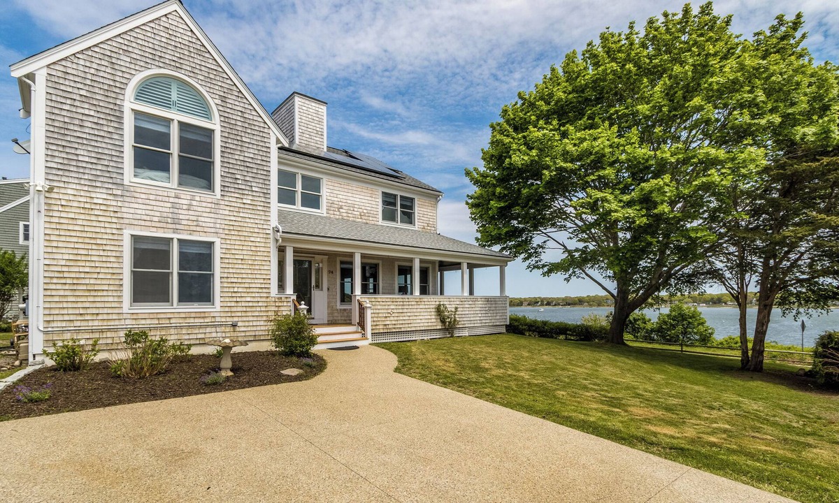 Teaticket House | Quintessential Cape Cod home on Great Pond RPLO026
