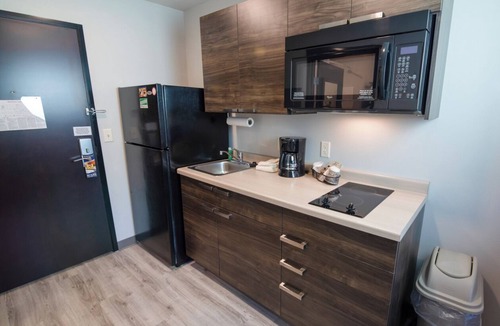 Deep Creek Hotel | 4 Units w/Kitchen & Free Parking | 7 Mi to Punta Gorda Airport (PGD)