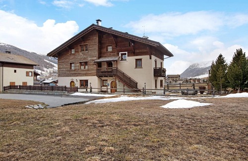 Livigno Ski Chalet | Apartment 'Stella Alpina' with Lake View, Shared Garden and Wi-Fi