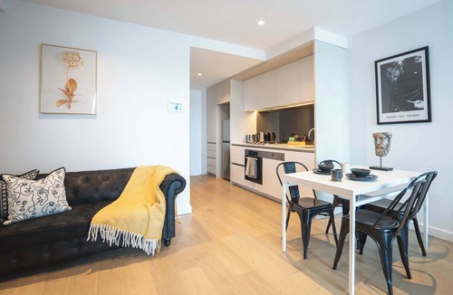 Docklands Apartment | Bay&River Views Condo near Southern Cross Station