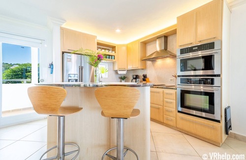 Puntas Condo | Beachfront ★Penthouse★ with Pool & Private Roofdeck. Flexible Bed Configuration.