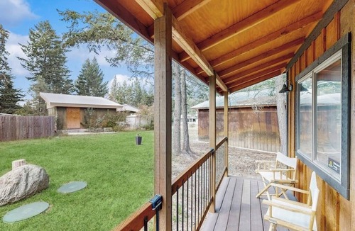 Woods Bay House | Charming cabin in Big Fork, pet friendly, firepit, 5 min to Lake, fly-fishing