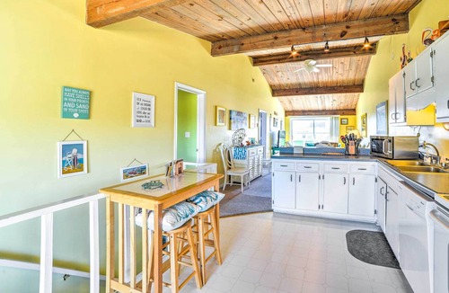 Atlantic Beach Cottage | Coastal Atlantic Beach Duplex < 1 Mi to Boardwalk!