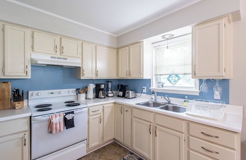 Northeast Virginia Beach House | Cozy Ocean Side Beach Cottage at Fantastic Location North End of Virginia Beach