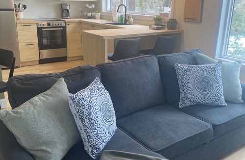 Seeleys Bay Cottage | Cozy waterfront 2-bedroom cottage in peaceful Seeley's Bay with AC