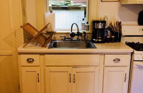 Mineral Point House | Historic District, Charming Cottage, Sleeps 10