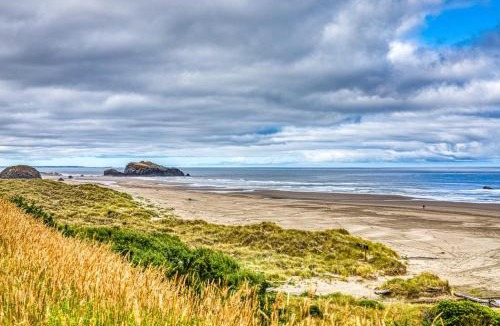 Bandon Apartment | Inviting dog-friendly studio with unobstructed ocean views