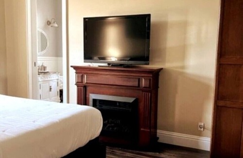 Jordan Harbour Bed & Breakfast | Jordan Station, Private King Suite with Parking & Harbour/Lake Views