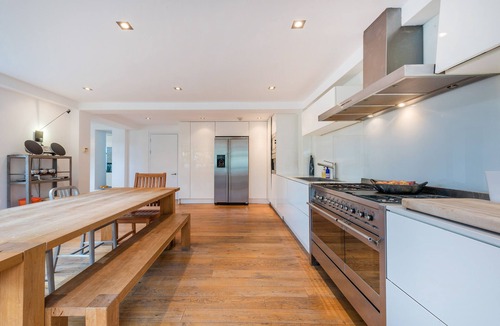 Holloway Apartment | Luxe 3b/3b duplex w/terrace, BBQ & parking. Near Kings Cross & central London.