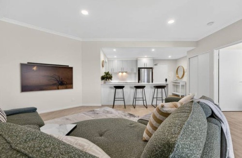 West Perth Apartment | Luxury Apartment with Private Balcony & Parking in Perth CBD.