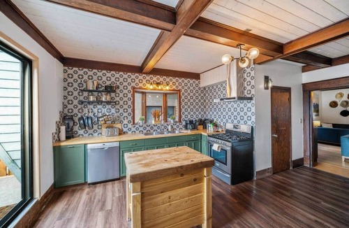 Banff House | Massive Mountain House in heart of BANFF-Sleeps 23