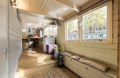Jordaan Boat Rental | Nicely renovated houseboat located at the Canal belt in the historic centre.