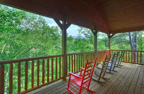 Gatlinburg Cabin | Pets welcome! | Theater room | Hot tub