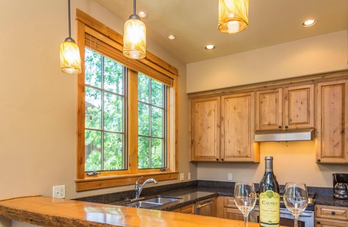 Big Sky House | Plush Townhome! Walk to Music in The Mountains Every Thurs! 15 Min Drive to Reso