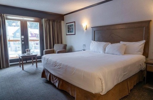 Banff Hotel | Relaxing Stay in Banff! Lovely Superior King Room