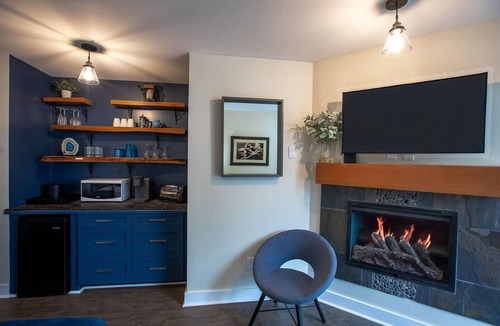 Regional District of Nanaimo Apartment | Studio, Pool, Beach, BBQ & Kayaks/Paddleboards