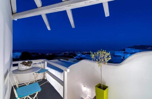Fira Villa | Tranditional Cave House In The Heart of Fira-Santorini