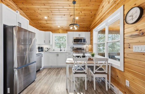 Smiths Corner House | Treeside Retreat with Hot tub