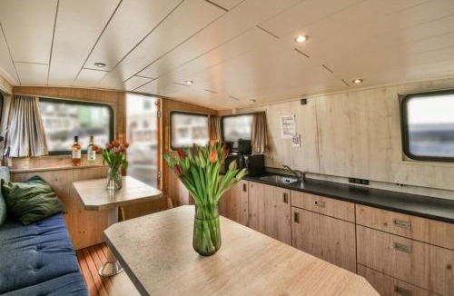 Haarlemmerbuurt Boat Rental | Unique houseboat city center 'Greuns'