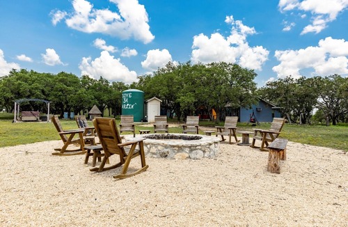 Mountain Home Cabin | Will Bill's Hideaway Cabin- Texas Hill Country Western-themed cabin for 6 in the woods near Kerrville & Fredericksburg