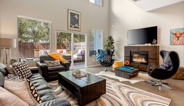 2 Min Walk Dickies Arena | Lux Home | Parking