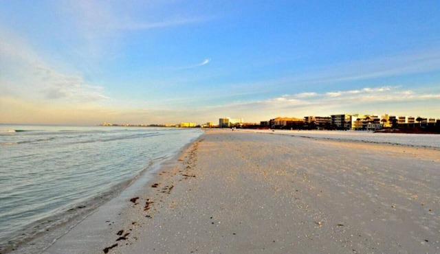 #2-Studio-Beautiful,Clean King Suite,Kitchenette,Heated Pool,3-min Walk to Beach