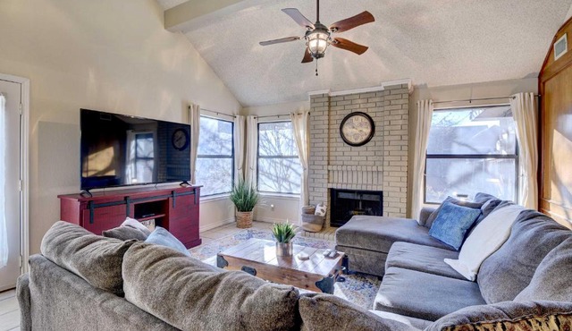 4 Mi to Joe Pool Lake: Home in Grand Prairie