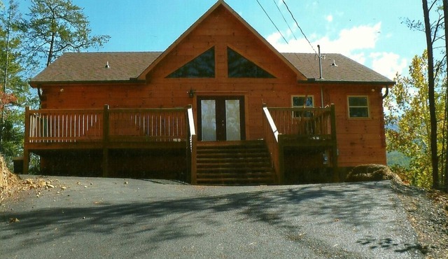 5 Bedroom Cabin in Gatlinburg with Home Theater close to Rocky Top Sports comple