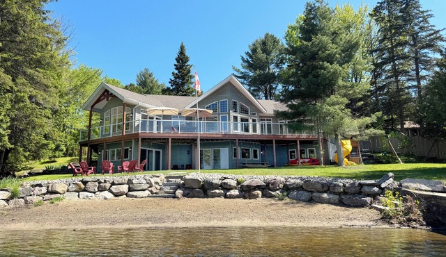 5 Bedroom Lakefront Cottage with Private Beach