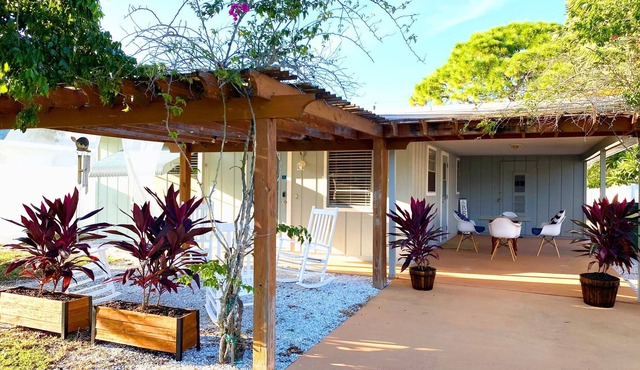 535 PERFECT NAPLES - Only Steps to the Beach *****