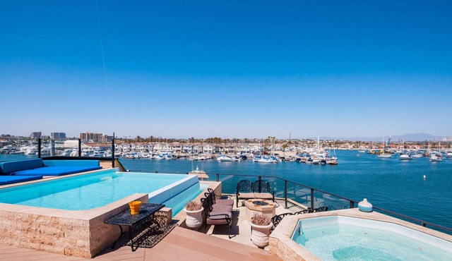 7 Bed Waterfront W/Rooftop pool & hot tub stunning 360-degree bay & beach view