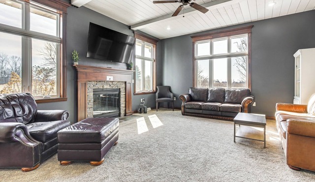8 Mi to Lambeau Field: Family Home in De Pere!