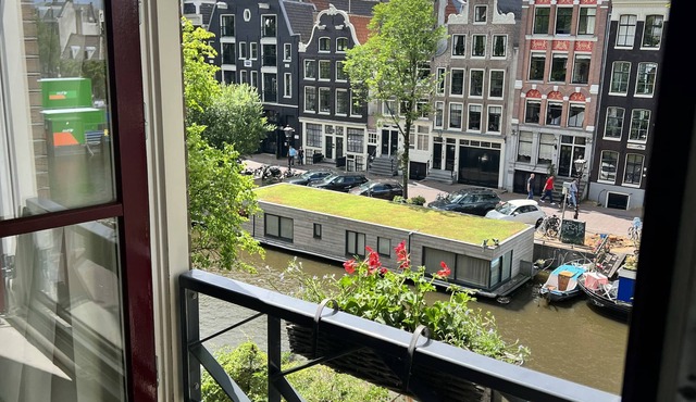 Apartment overlooking the beautiful Brouwersgracht canal in Amsterdam centre