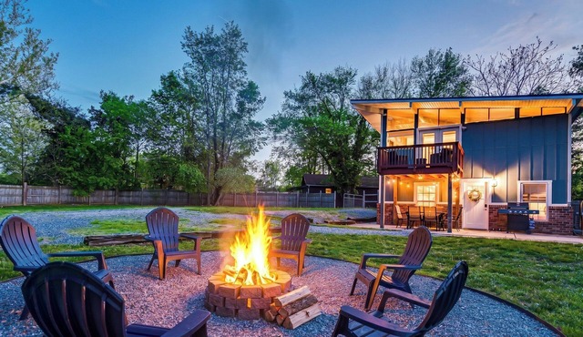 Balcony-BBQ-Firepit-Hot tub-King-Full kitchen-TV