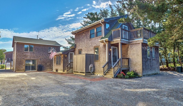 Beach Oasis Getaway-Main House-Two Bungalows Available-Steps from the Water