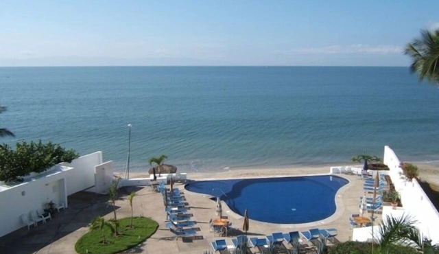 Beachfront 2 BR/2 BA Condo Del Mar with Pool at Colibri!