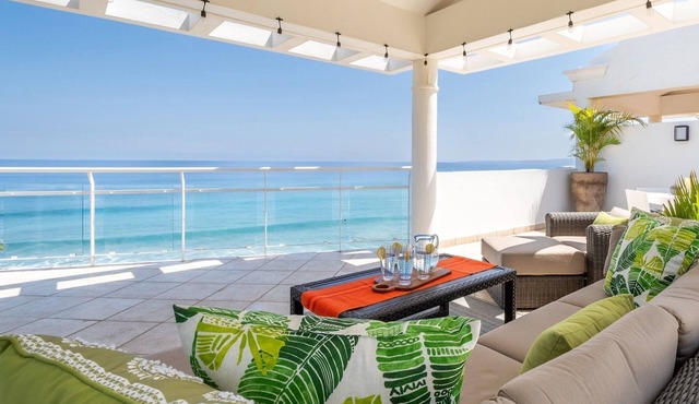 Beachfront ★Penthouse★ with Pool & Private Roofdeck. Flexible Bed Configuration.
