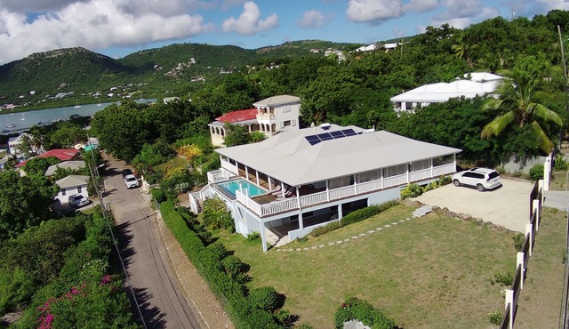 Beautiful 5 Bed Villa with Pool, 2 mins walk to Marinas and English Harbour Town