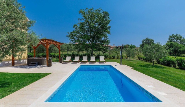 Beautiful private villa for 8 people with private pool, hot tub, WIFI, A/C, TV and patio