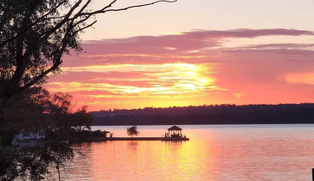 Beautiful Waterfront Retreat 1HR Drive FromToronto