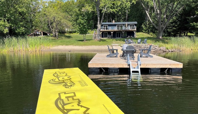 Beautiful Waterfront 4 Season Lake House