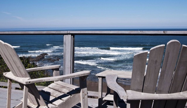 Big beachfront deck, hot tub , picnic table & comfy patio chairs for families