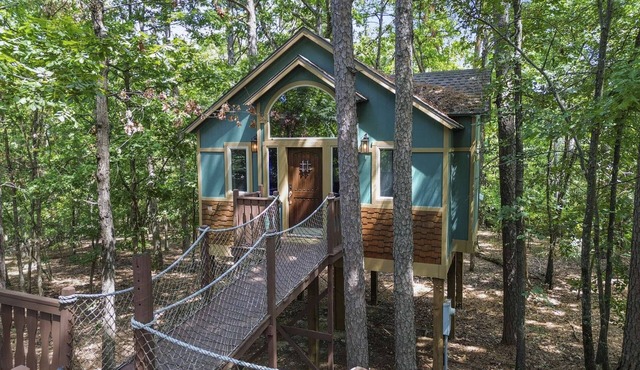 Big Pine Treehouse with Jacuzzi