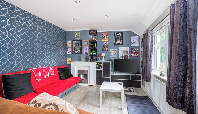 Bright 1BR Flat w/Free Parking & Easy City Access