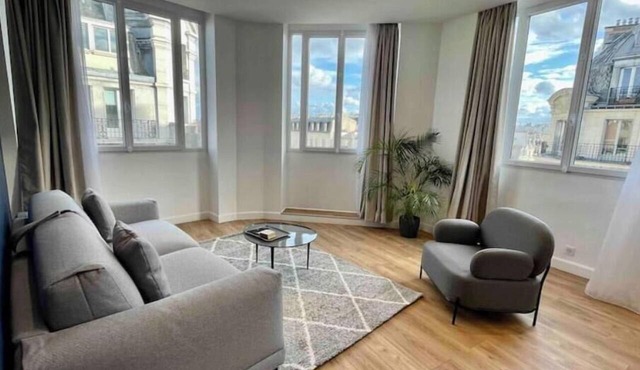 Bright, recently renovated apartment with air conditioning