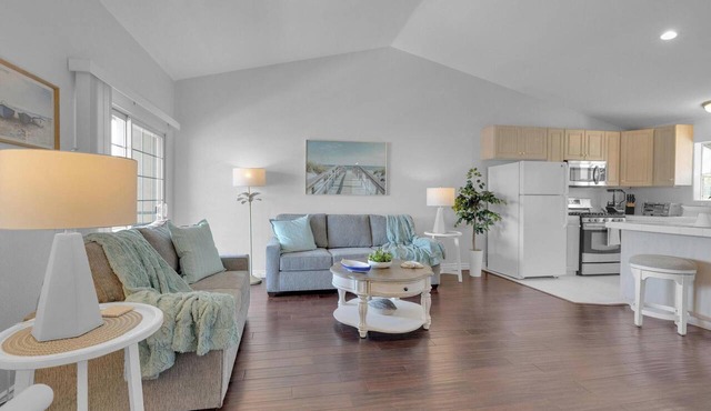 Bright, Spacious 2BD/2BA in the Heart of Hillcrest