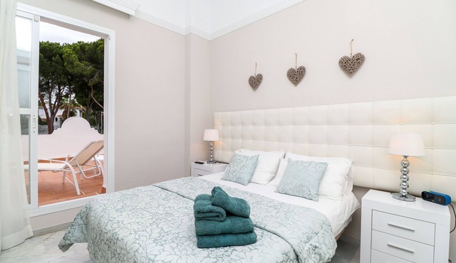Bright townhouse -great onsite facilities