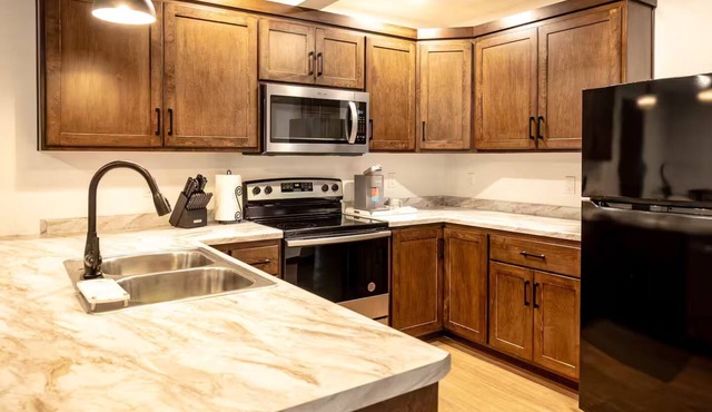 Brillion 2‑Bedroom Suite w/Full Kitchen Near Ariens - Unit # 3